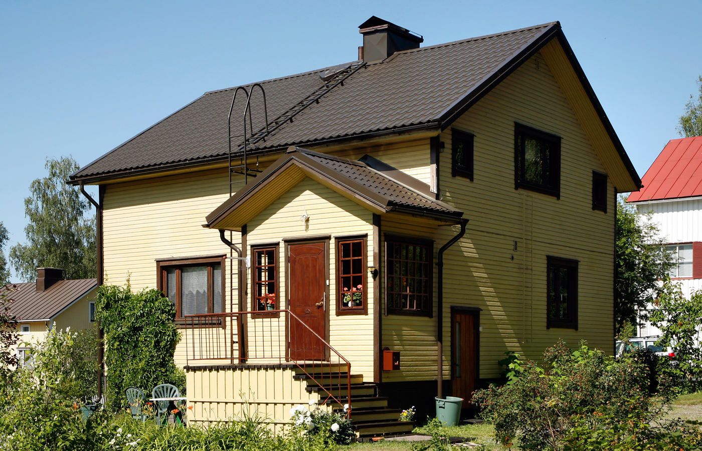 Загородный дом с коричневой крышей